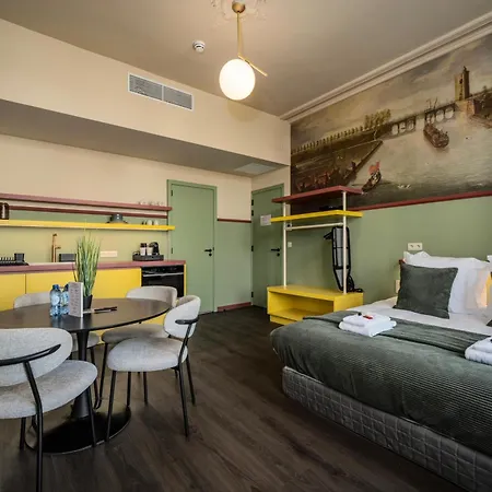 Aparthotel The Queen's Twelve By Romy&travis *
